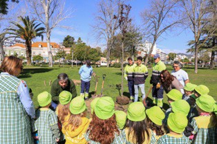 Setúbal - Participação de cerca de quatro dezenas de crianças Dia Mundial da Floresta e da Árvore com plantação de árvores no Parque do Bonfim