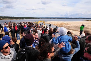 Santiago do Cacém - Abertura da Lagoa de Santo André ao mar Anualmente a ocasião traz à Lagoa centenas de pessoas