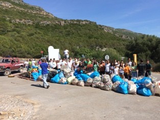Setúbal - Limpeza voluntária de lixo no Portinho da Arrábida 4 toneladas e meia de lixo recolhido por 70 Voluntários
