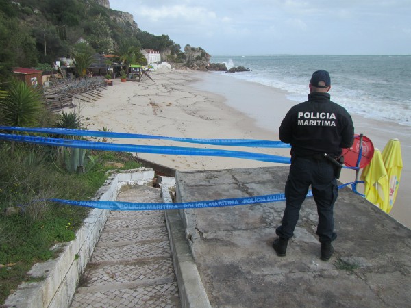Setúbal - Polícia Marítima interdita diversos locais devido ao mau tempo que afeta a costa da Arrábida