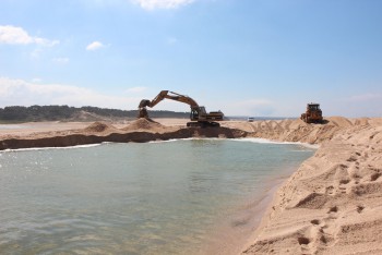 Sesimbra - Abertura da Lagoa de Albufeira ao mar Tradição de abrir a lagoa na Sexta-feira Santa e no Equinócio da Primavera