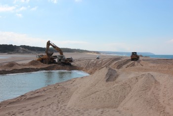 Sesimbra - Abertura da Lagoa de Albufeira ao mar Retiradas as areias que por ação do mar se foram depositando durante o inverno