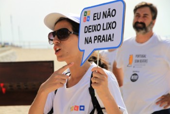 Setúbal - Perto de cinco mil beatas de cigarros foram recolhidas esta manhã do areal da Praia da Figueirinha Numa iniciativa de sensibilização ambiental