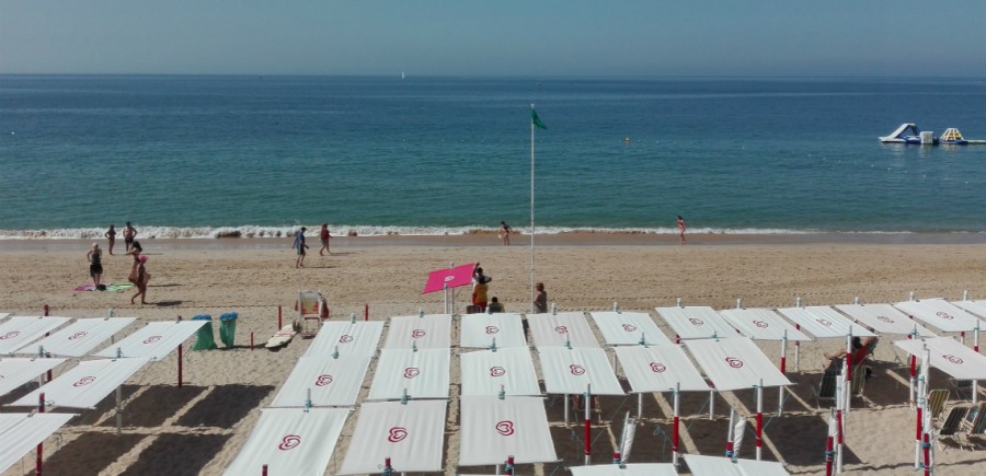 Bandeira verde hasteada novamente na praia da Califórnia em Sesimbra Valores das análises não representam perigo para a saúde pública