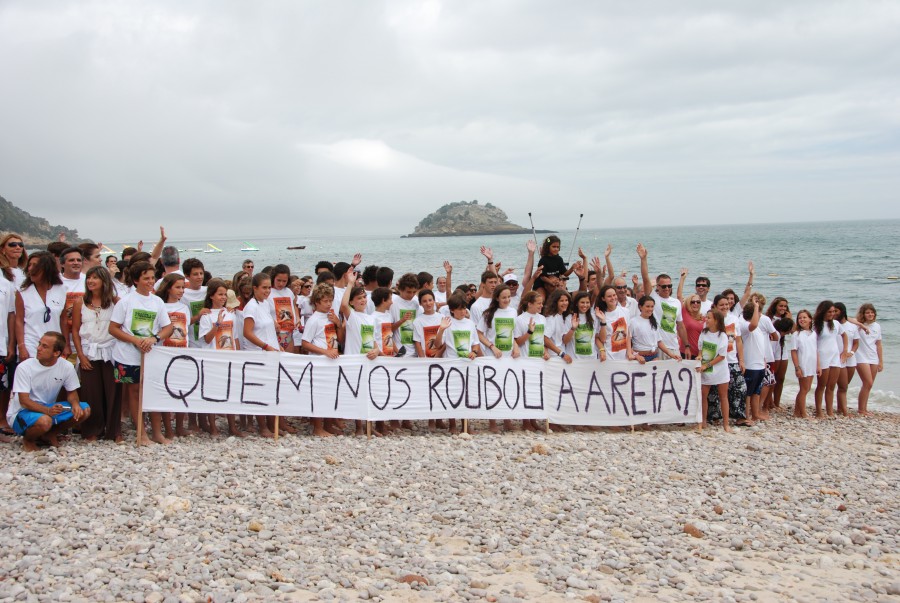 Setúbal - Desassoreamento do Portinho da Arrábida Areia que resta está coberta por um mar de calhaus impossibilitando uso balnear