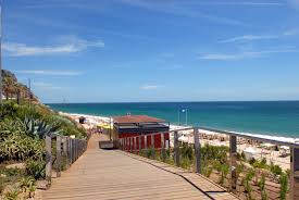 Banhos desaconselhados na praia da Califórnia em Sesimbra Por contaminação microbiológica da água