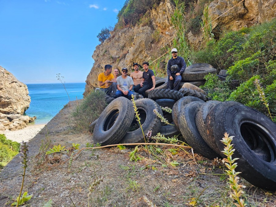No canhão da Praia da Baleeira em Sesimbra. Secção de Escalada da Azoia faz limpeza de 1 tonelada de pneus . 200 pneus de camião de 50 Kg cada