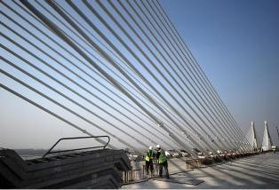 Comissário Hahn saúda a abertura da Ponte Nova Europa como um símbolo forte da cooperação europeia