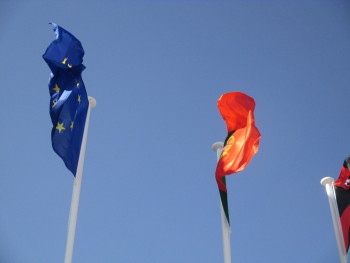 Excedente da balança de transações correntes da União Europeia Foi de 15,1 mil milhões de euros, 14,2 mil milhões dos quais do comércio de serviços