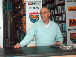 “Auto Acessórios das Palmeiras” Vítor Pires é o empresário mais novo do Barreiro, mas a sua loja, de acessórios de automóveis, a mais antiga do concelho.