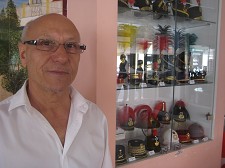 Na SFAL - Barreiro João Nevado expõe Barretinas e bonés militares