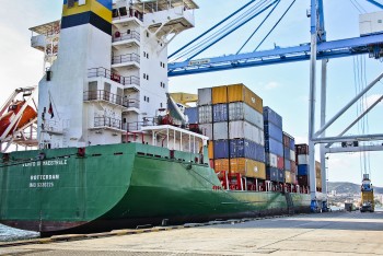 Setúbal - Em janeiro de 2016 foram movimentados cerca de 12 mil TEU Porto de Setúbal bateu um recorde mensal na movimentação de contentores