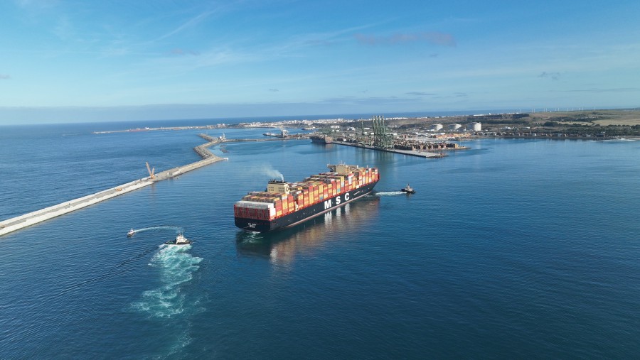 Porto de Sines Acolhe o maior navio porta-contentores da história portuguesa na sua viagem inaugural