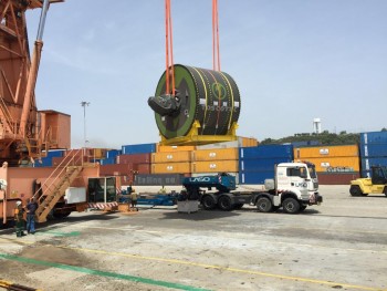 Porto de Setúbal descarrega máquina de produção industrial para fábrica de papel em Vila Velha de Rodão