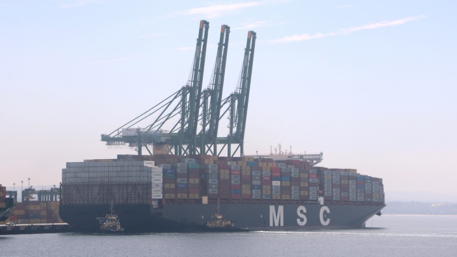 O MSC Eloane tem capacidade para 19.472 TEU e escala Sines pela primeira vez MSC ELOANE é o maior navio com escala em Sines