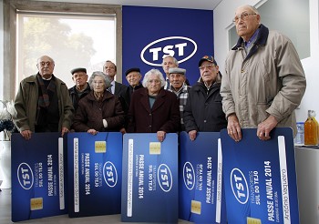 TST homenageou em Setúbal passageiros com mais de 90 anos com a oferta do passe gratuito ao longo de todo o próximo ano