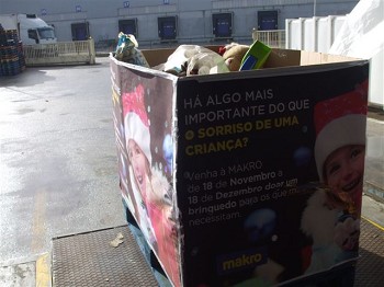 Palmela - MAKRO doa brinquedos a instituições de solidariedade social Campanha «Há algo mais importante que o sorriso de uma criança?» recolheu centenas de brinquedos