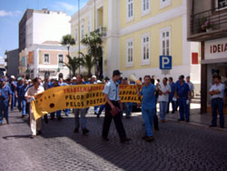 Trabalhadores da EMEF reúnem com edil e manifestam-se nas ruas do Barreiro