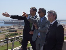 Deputado brasileiro vista o Porto de Sines