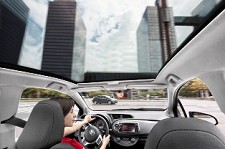 Nova Geração Yaris Toyota Touch & Go e Tecto Panorâmico relacionam o condutor com o mundo.
