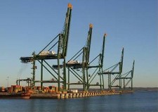 Colocado 5º pórtico em Sines já está no cais do Terminal XXI