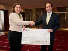 No âmbito da campanha ‘Agora, o DP Ouro é solitário’ a decorrer até 6 de Janeiro Banco Popular entrega cheque de 10 mil euros ao Banco Alimentar