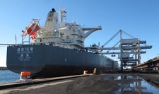 Navio «Magsenger 16» escala Sines em viagem inaugural Navio descarregou carvão para abastecimento das centrais termoelétricas do país
