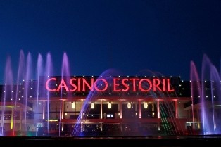 Com uma média diária superior a 620 mil euros Casino Estoril atribuiu no 1º semestre de 2013 mais de 112 milhões de euros em prémios
