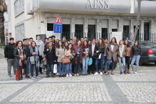 Mais de 120 alunos da Escola Secundária Lima de Freitas em Setúbal Conhecem o porto e sua importância para a economia da região