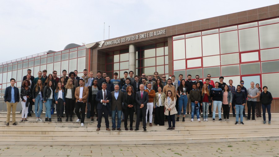 Alunos da Escola Náutica e Academia MSC em Sines Visita para conhecer o funcionamento do maior porto do país em volume de carga movimentada.