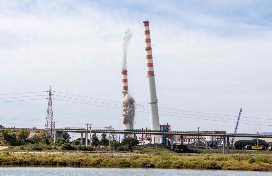 Central da EDP foi desativada em 2013. EDP conclui com sucesso operação de derrube das chaminés da Central de Setúbal
