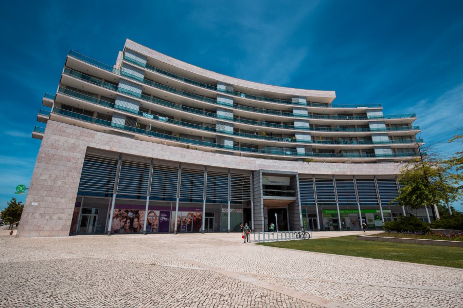 Inseridas na estratégia de valorização contínua do centro comercial Forum Barreiro avança com requalificação do espaço . Obras incluem os acessos principais e as praças Norte e Sul