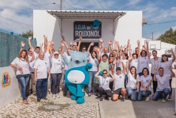 Voluntários da Volkswagen Autoeuropa dão mais cor ao «O Rouxinol» em Palmela