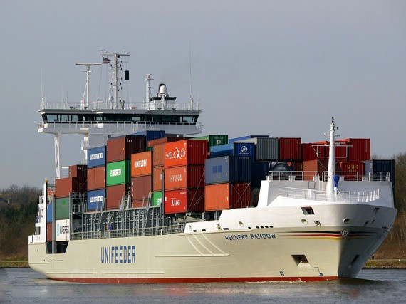 Navio de contentores HENNEKE RAMBOW em Setúbal Porto recebe um total de 27 navios de mercadorias até 13 de Abril.