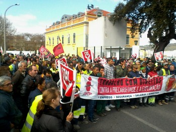 Num desfile que percorreu as ruas de Setúbal Trabalhadores da administração pública contra a precariedade e pelo Trabalho com Direitos
