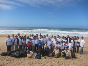 Almada - Ação interna pretende envolver os colaboradores na proteção do meio ambiente Colaboradores do Grupo BNP Paribas fazem limpeza de praia