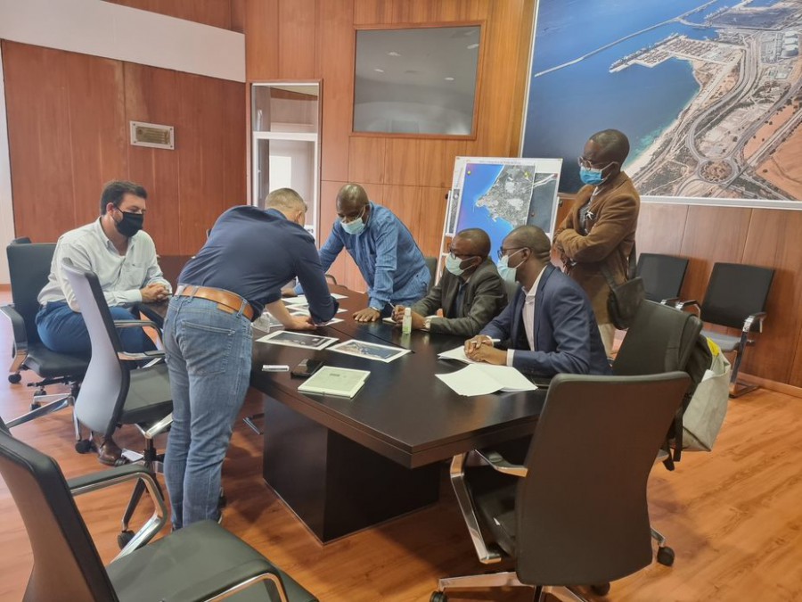 Porto de Sines recebe comitivas de Portos Angolanos Principal objetivo conhecer alguns dos procedimentos do Porto