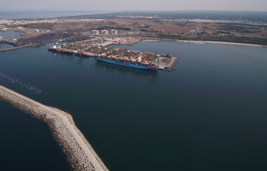 Arrancam as obras de expansão do Porto de Sines Prolongamento do Molhe Leste permite duplicar a capacidade instalada de carga contentorizada