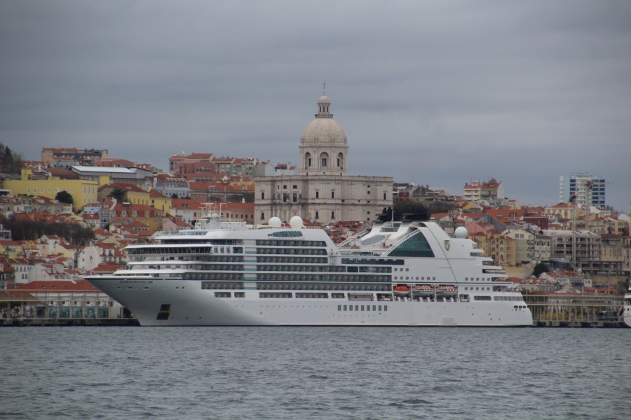 Porto de Lisboa é o homeport para o estreante Seabourn Encore Navio escoltado por rebocadores da empresa Portugs.