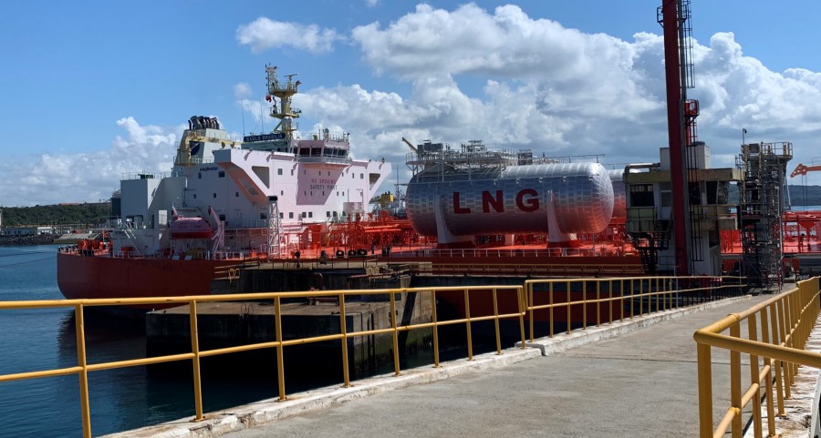 Porto de Sines recebe navio tanque movido a GNL O único terminal do país preparado para movimentar Gás Natural Liquefeito.