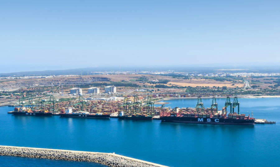 Porto de Sines - Alcança novo máximo mensal em contentores Projeta crescimento do total de mercadorias