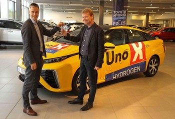 Primeiro Toyota Mirai na Noruega entregue a Empresa de Hidrogénio Carro movido a célula de combustível que emite apenas vapor de água