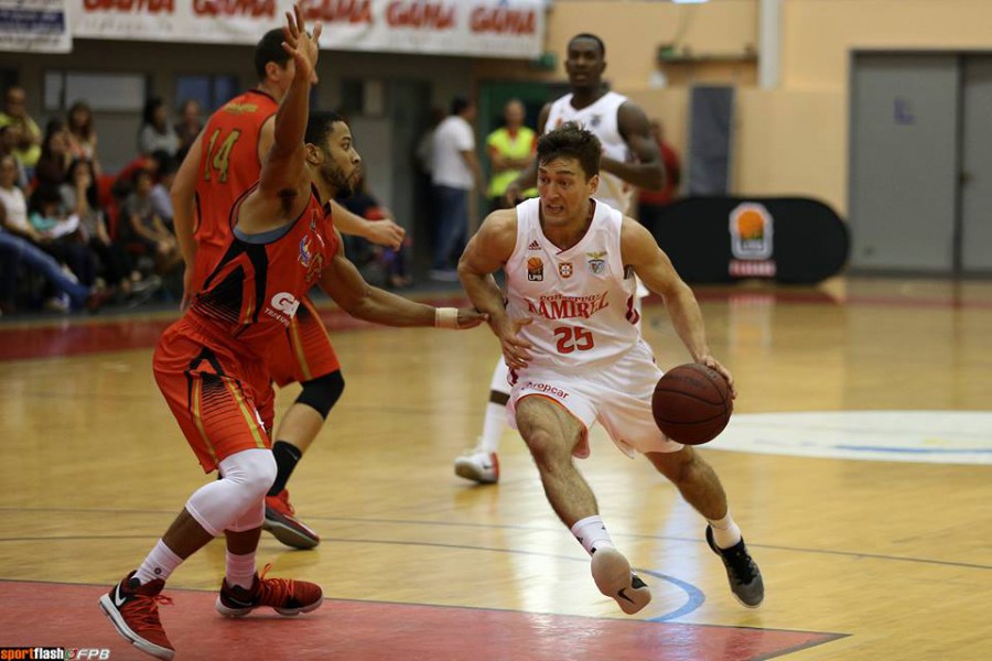 Galitos Barreiro - 70 - SL Benfica . 81 Foi muito suada a vitória das «águias»