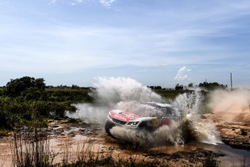 Os PEUGEOT 3008 DKR entram no ritmo da corrida