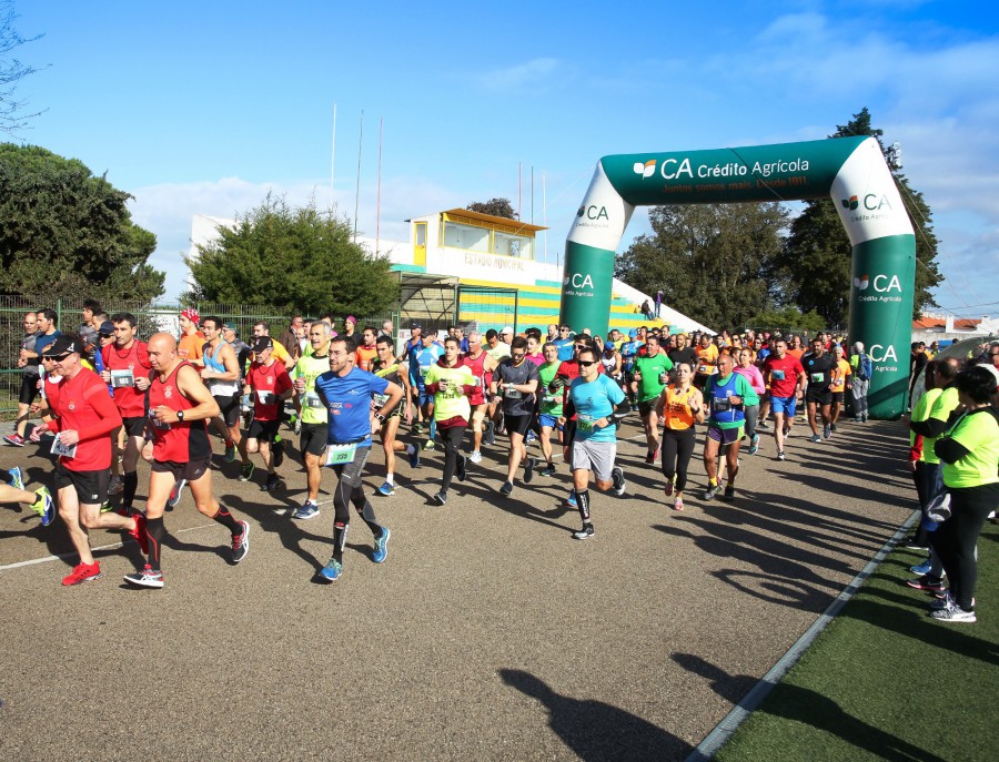 Moldura humana percorreu as ruas da cidade de Alcácer do Sal XXII Grande Prémio da Páscoa em Atletismo reuniu cerca de 700 participantes