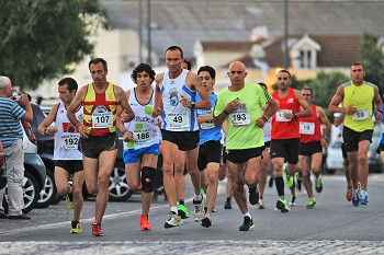 Mais de duas centenas de atletas participaram em Setúbal na II Marginal do Rio Azul prova de atletismo noturna de 10 quilómetros