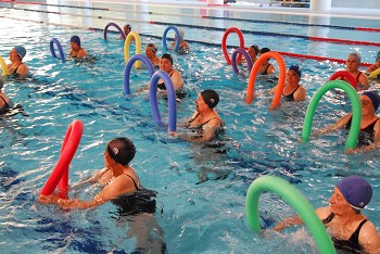 Estão abertas inscrições para a Piscina Municipal de Sesimbra Adaptação ao meio aquático, hidroginástica, natação para bebés, aprendizagem ou iniciação