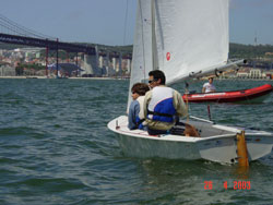 CAMPEONATO DO MUNDO DE VAURIEN STAVOREN – HOLANDA MÁRIO PEREIRA E JOÃO GARRINHAS Dupla de Velejadores de Almada, apurada