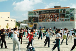 No Parque da Cidade do Barreiro Aula de Aeróbica acompanhada pelo Grupo Limitada