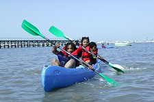 “Agosto Flutuante” na Moita Prática da canoagem na Praia do Rosário